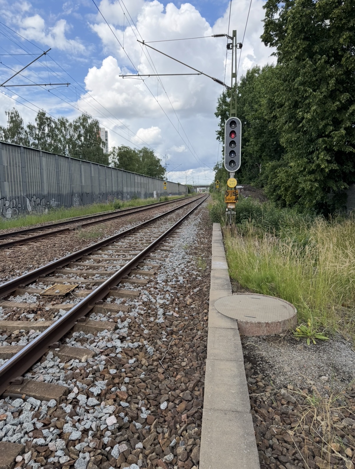 Dubbelspår på Mälarbanan med signal SuB N72.